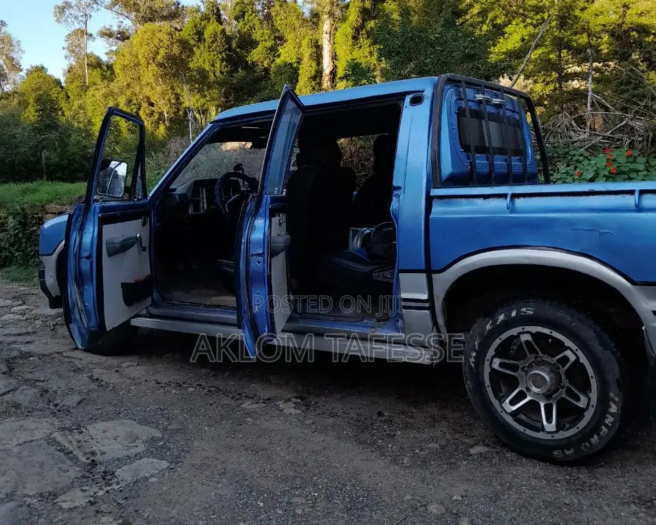 Nissan Pick-Up 1984 Blue