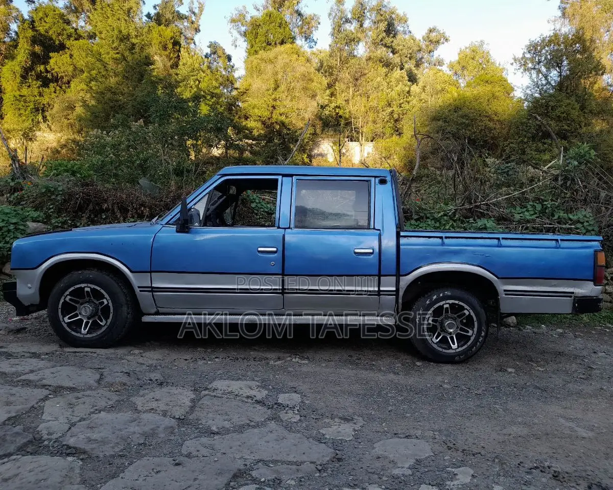 Nissan Pick-Up 1984 Blue