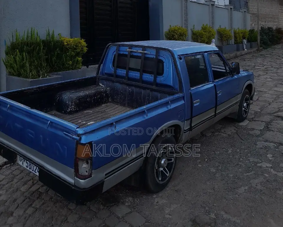 Nissan Pick-Up 1984 Blue