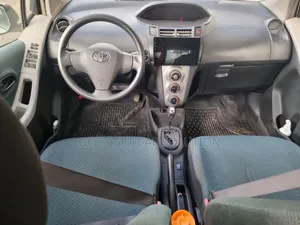 Photo - Toyota Yaris 2007 Gray