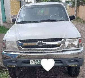 Photo - Toyota Hilux 2004 White