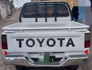 Toyota Hilux 2004 White