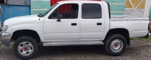 Toyota Hilux 2004 White
