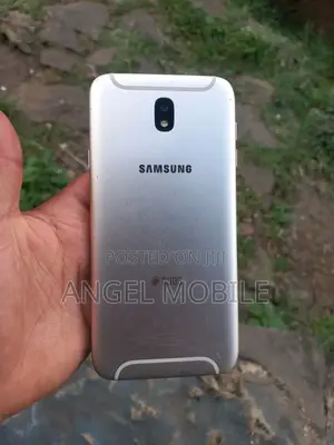 Photo - Samsung Galaxy J7 Pro 64 GB Gold