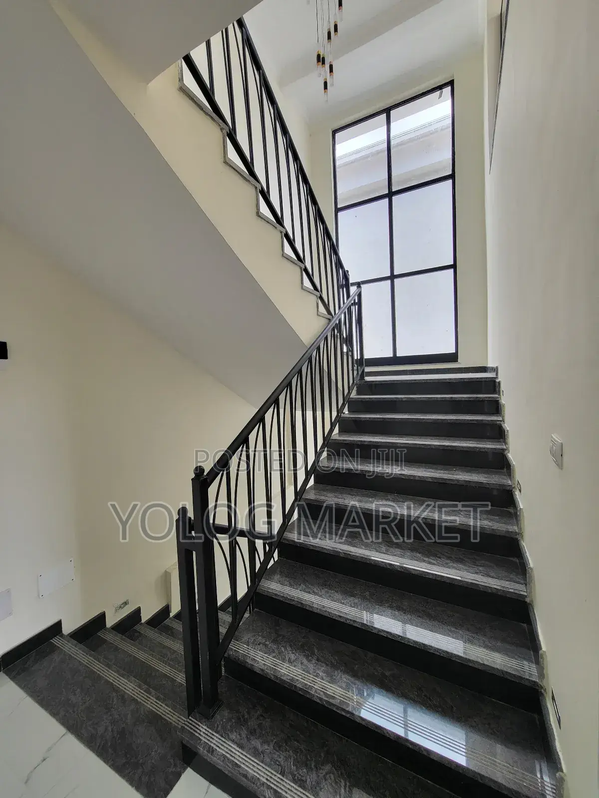 5bdrm House in Yeka for sale