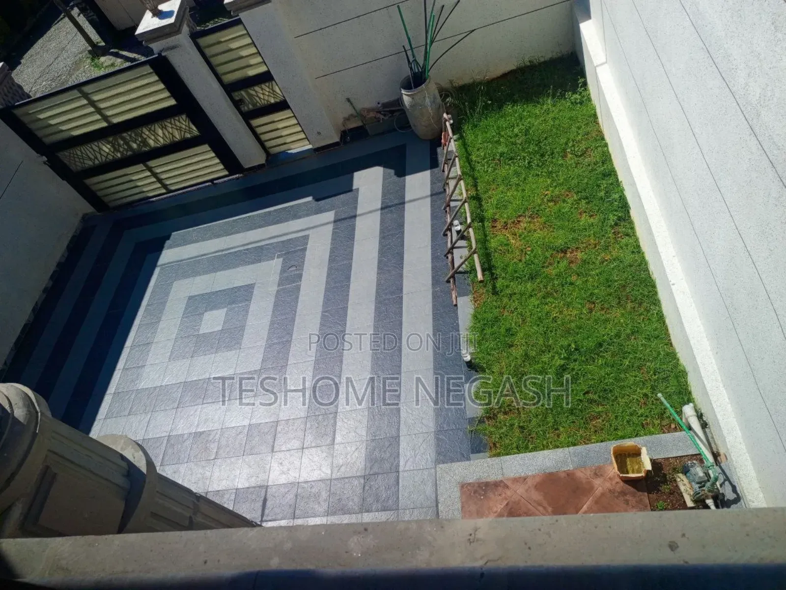Furnished 5bdrm House in G+1, Bole for sale