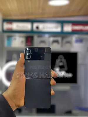 Photo - New Samsung Galaxy Z Flip4 128 GB Black