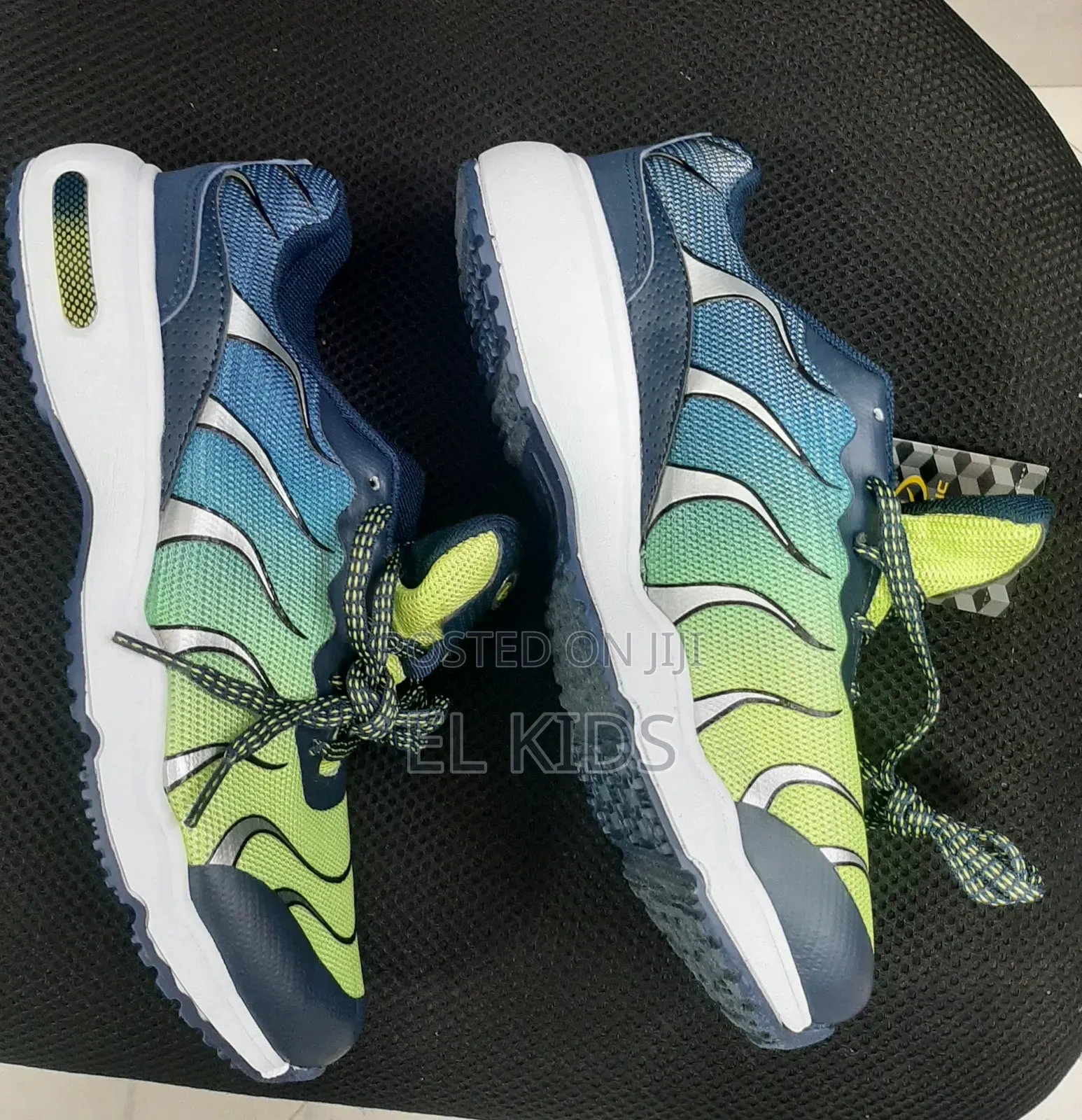 ATHLETIC SHOES Size 37.5