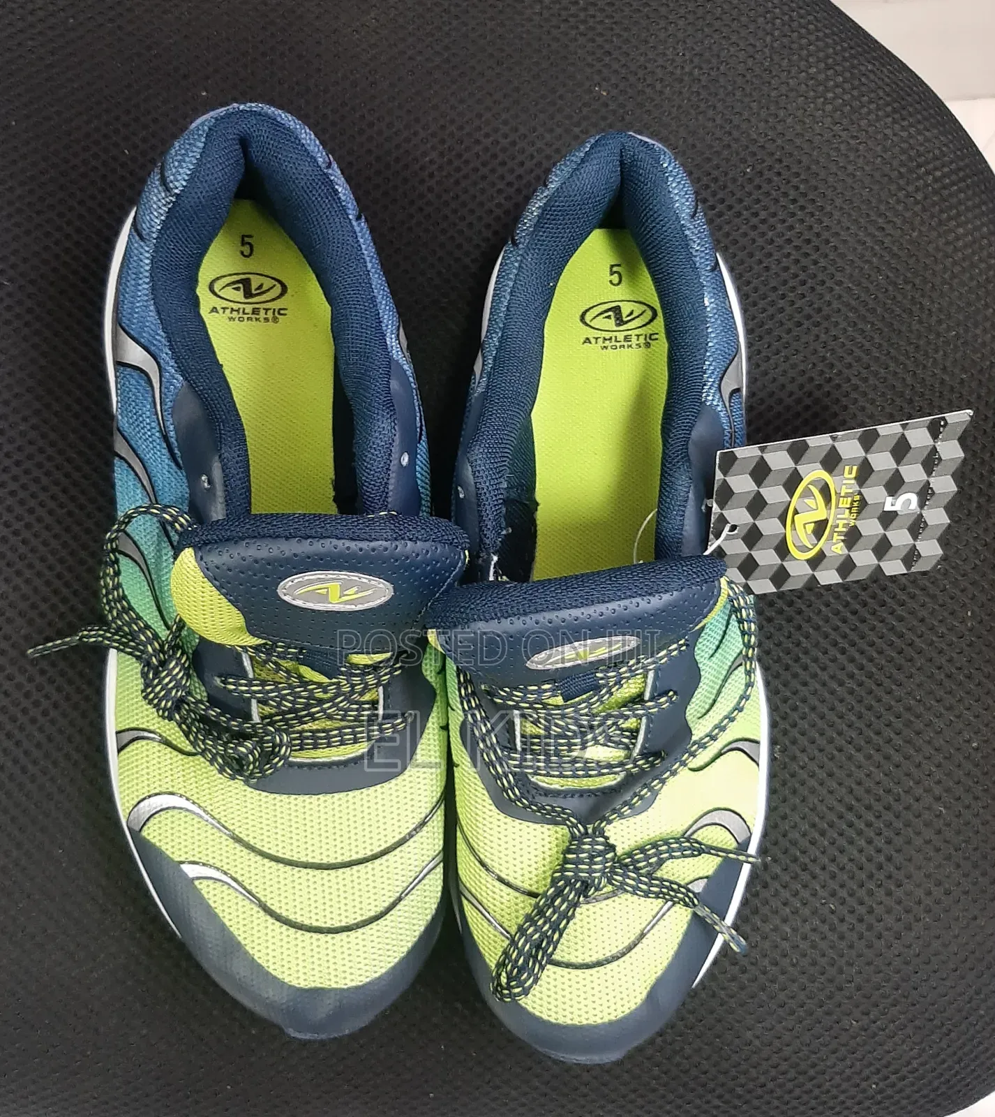 ATHLETIC SHOES Size 37.5