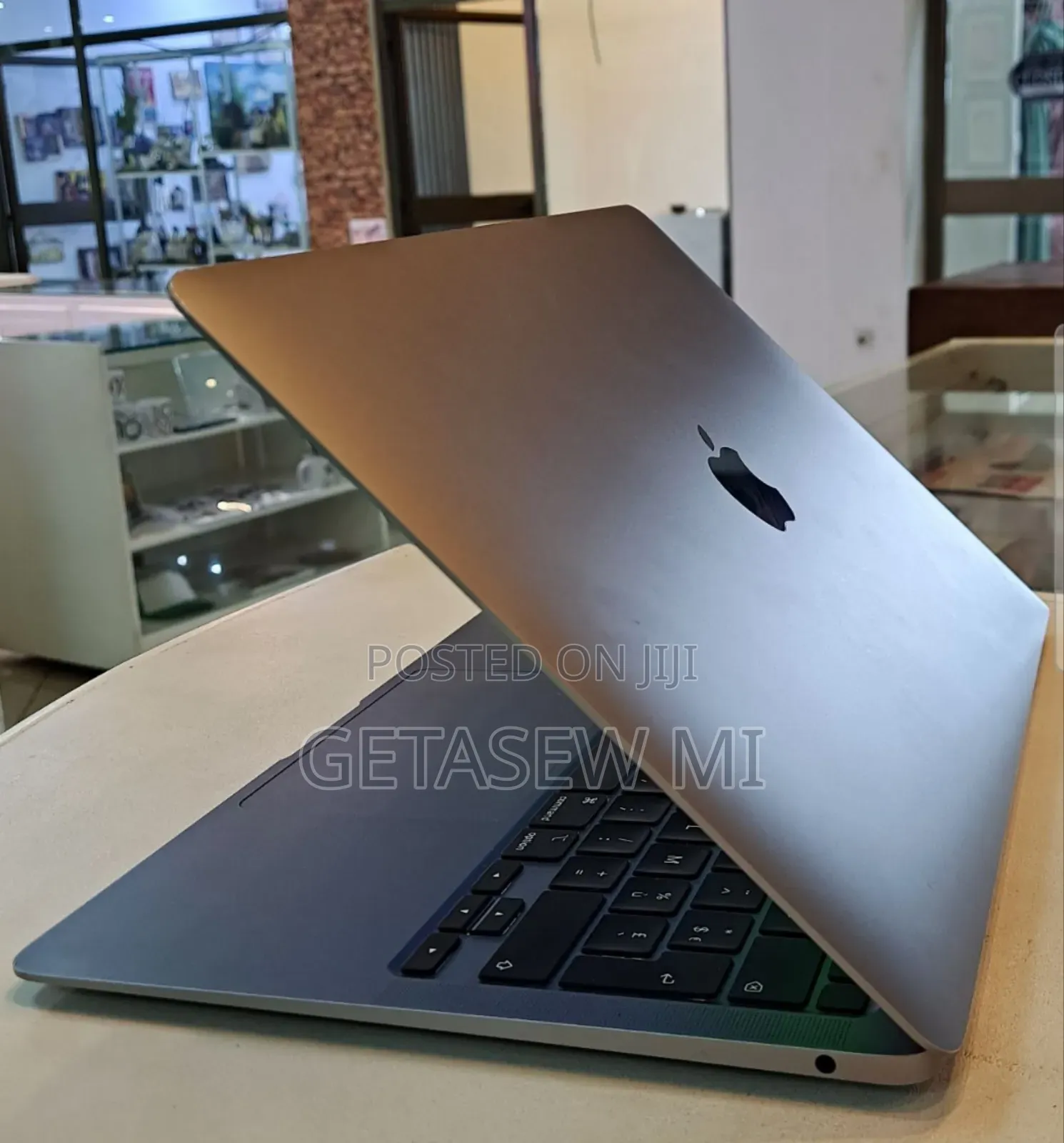 New Laptop Apple MacBook 2020 8GB Intel Core I5 SSD 256GB