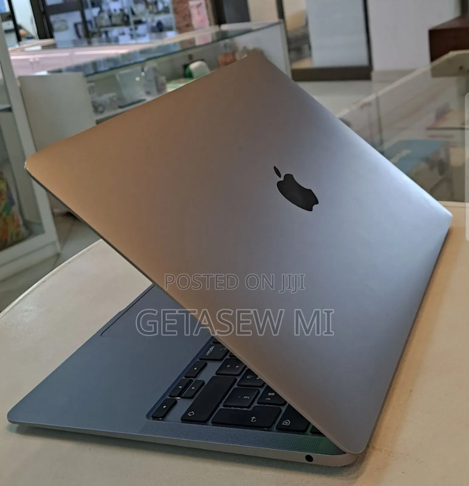 New Laptop Apple MacBook 2020 8GB Intel Core I5 SSD 256GB