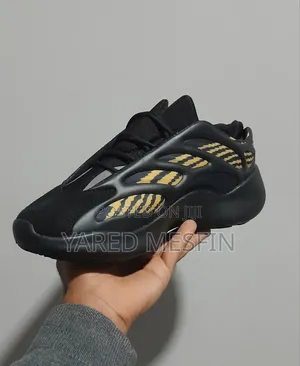 Adidas Yeezy 700 V3 Clay