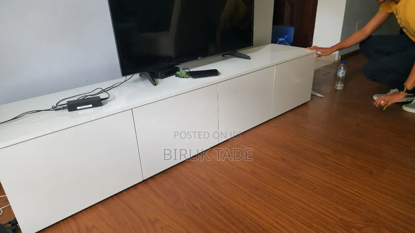 Uv Tv Stand