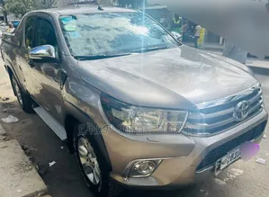 Photo - Toyota Hilux 2017 Gray