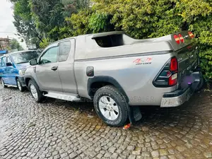 Toyota Hilux 2017 Gray