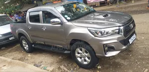 Photo - Toyota Hilux 2010 Gray