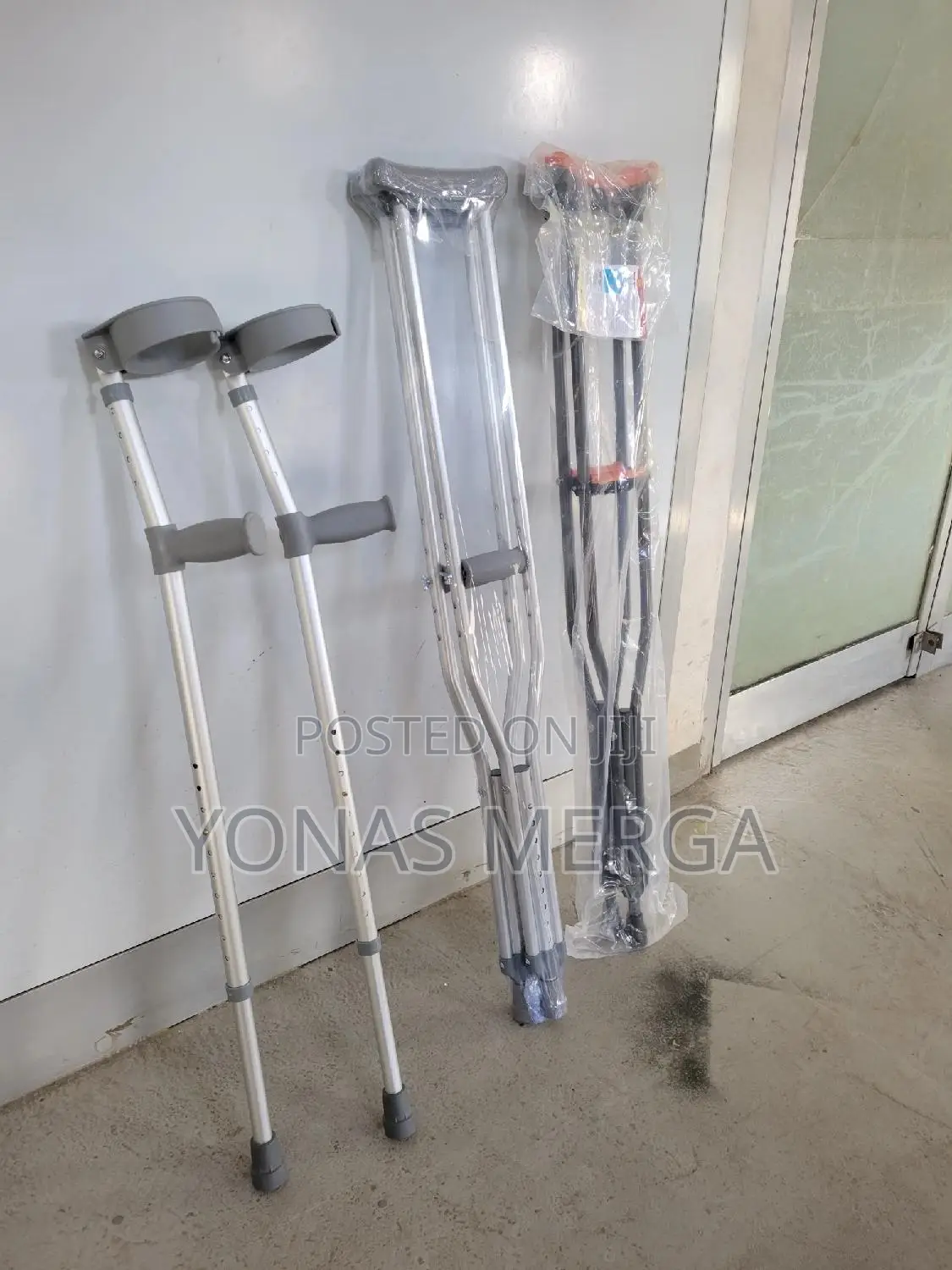 Maxworks5061 Aluminum Adjustable Underarm Bilateral Crutches