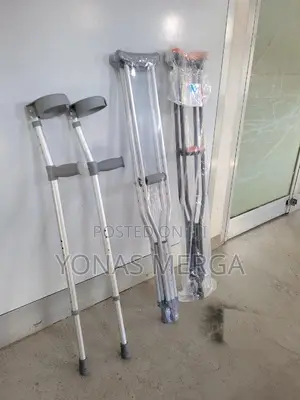 Photo - Maxworks5061 Aluminum Adjustable Underarm Bilateral Crutches