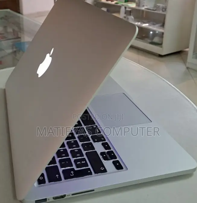 New Laptop Apple MacBook Pro 2015 8GB Intel Core I5 SSD 256GB
