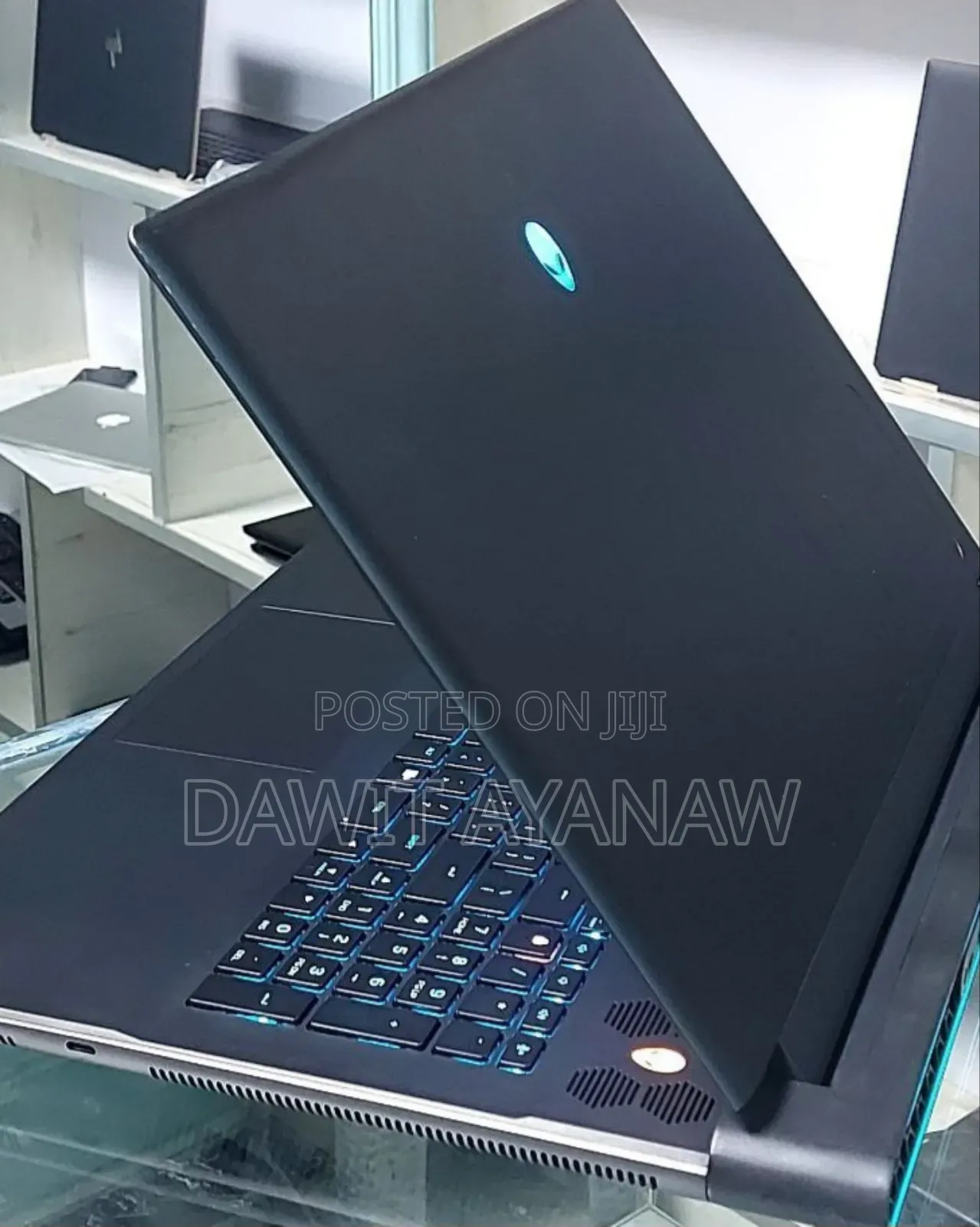 New Laptop Dell Alienware M18 R2 32GB AMD Ryzen 9 SSD 1T