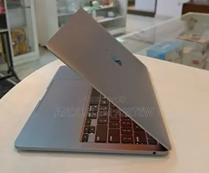 New Laptop Apple MacBook Pro 2020 M1 8GB Apple M1 SSD 256GB
