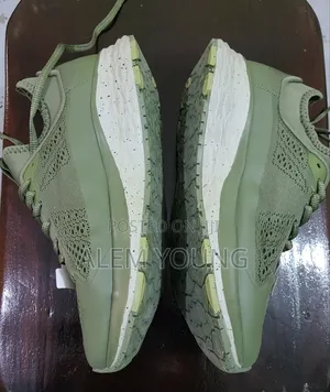 
ለጤና ተስማሚ ክብደት የሌለው ጠንካራ ጫማ