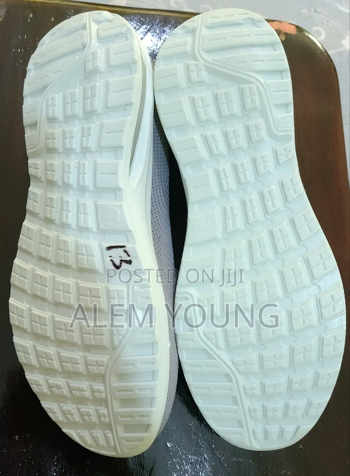 ለጤና ተስማሚ ክብደት የሌለው ጠንካራ ጫማ