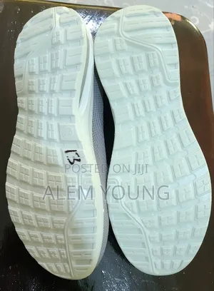 ለጤና ተስማሚ ክብደት የሌለው ጠንካራ ጫማ