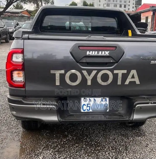 Toyota Hilux 2021 Gray