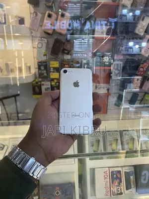 Photo - Apple iPhone 7 32 GB Gold