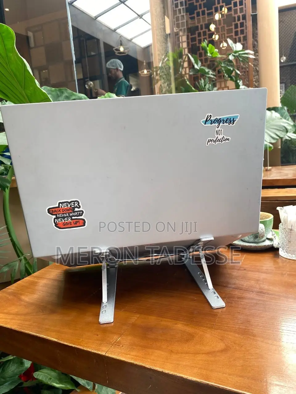 ለኣይኖ የሚመች የኣይን ከፍታ ላይ Pcዎን እንዲያስቀምጡ የሚረዳ Work Smart!