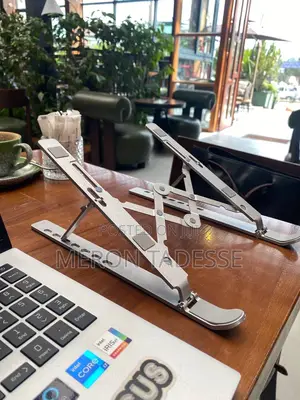 Photo - ለኣይኖ የሚመች የኣይን ከፍታ ላይ Pcዎን እንዲያስቀምጡ የሚረዳ Work Smart!