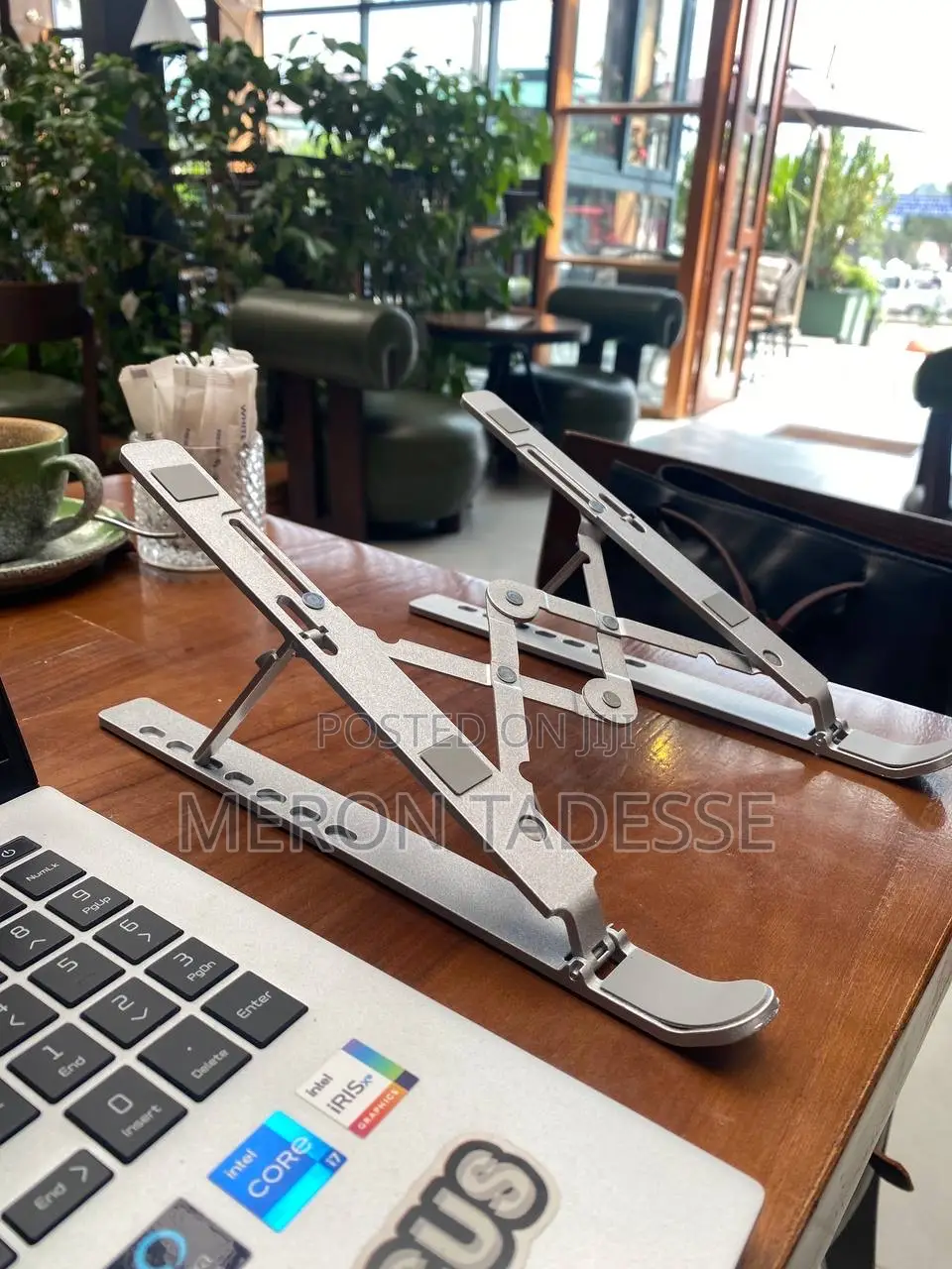 ለኣይኖ የሚመች የኣይን ከፍታ ላይ Pcዎን እንዲያስቀምጡ የሚረዳ Work Smart!