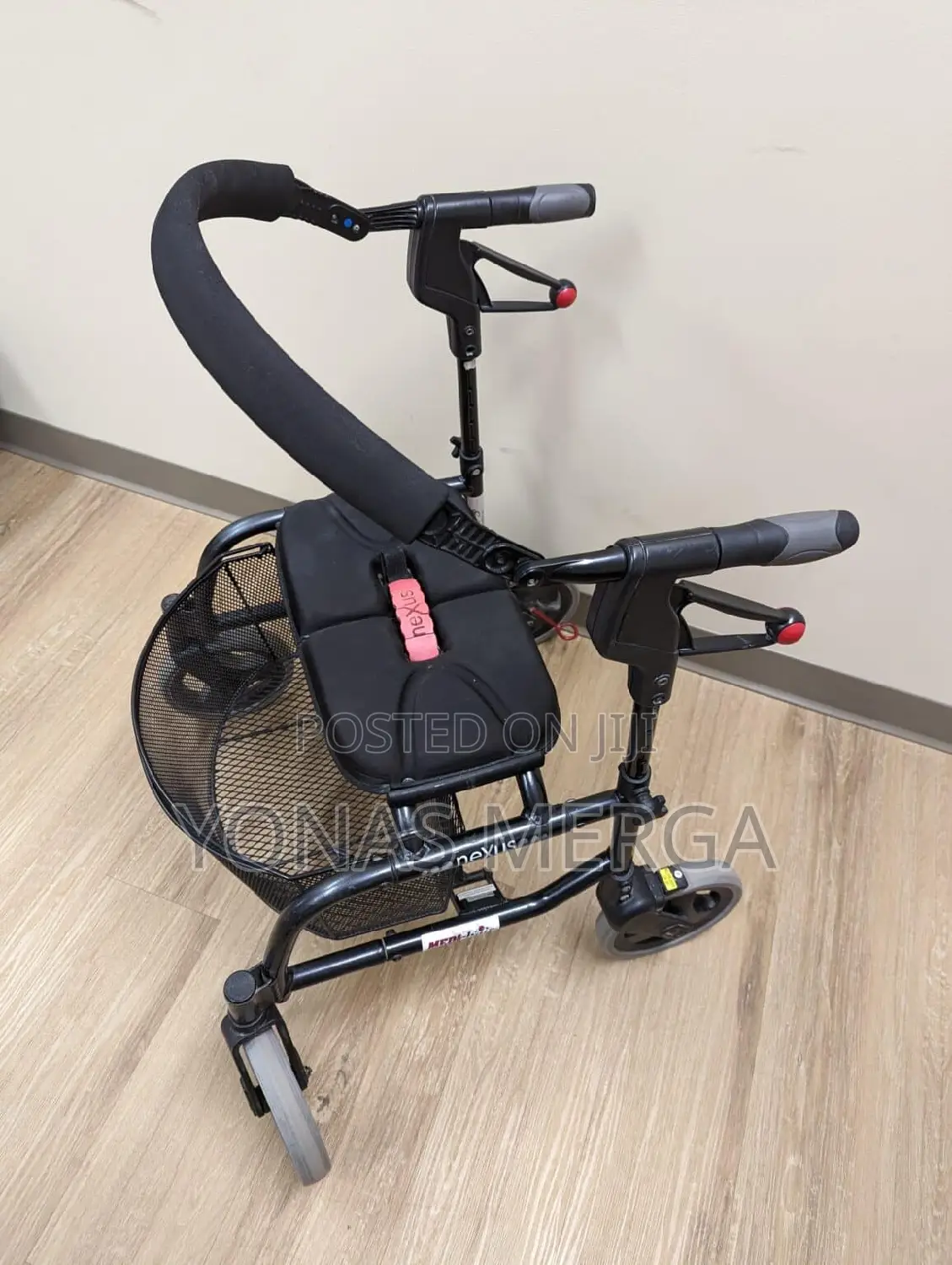 Modern Walker W Seat፪1a Modern Wheeled Walker With a Seat