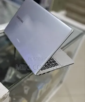 New Laptop Samsung RF711 8GB Intel Core I5 HDD 1T