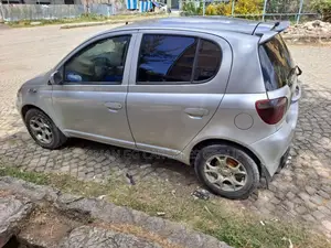 Photo - Toyota Vitz 2000 Silver