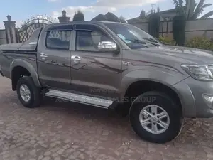 Toyota Hilux 2012 Gray