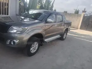 Photo - Toyota Hilux 2012 Gray
