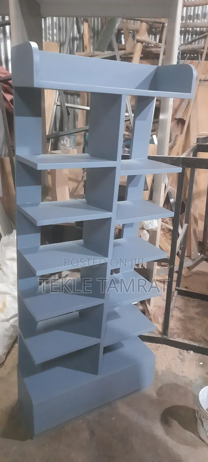 ለተለያዩ አገልግሎቶች የሚውል ሼልፍ