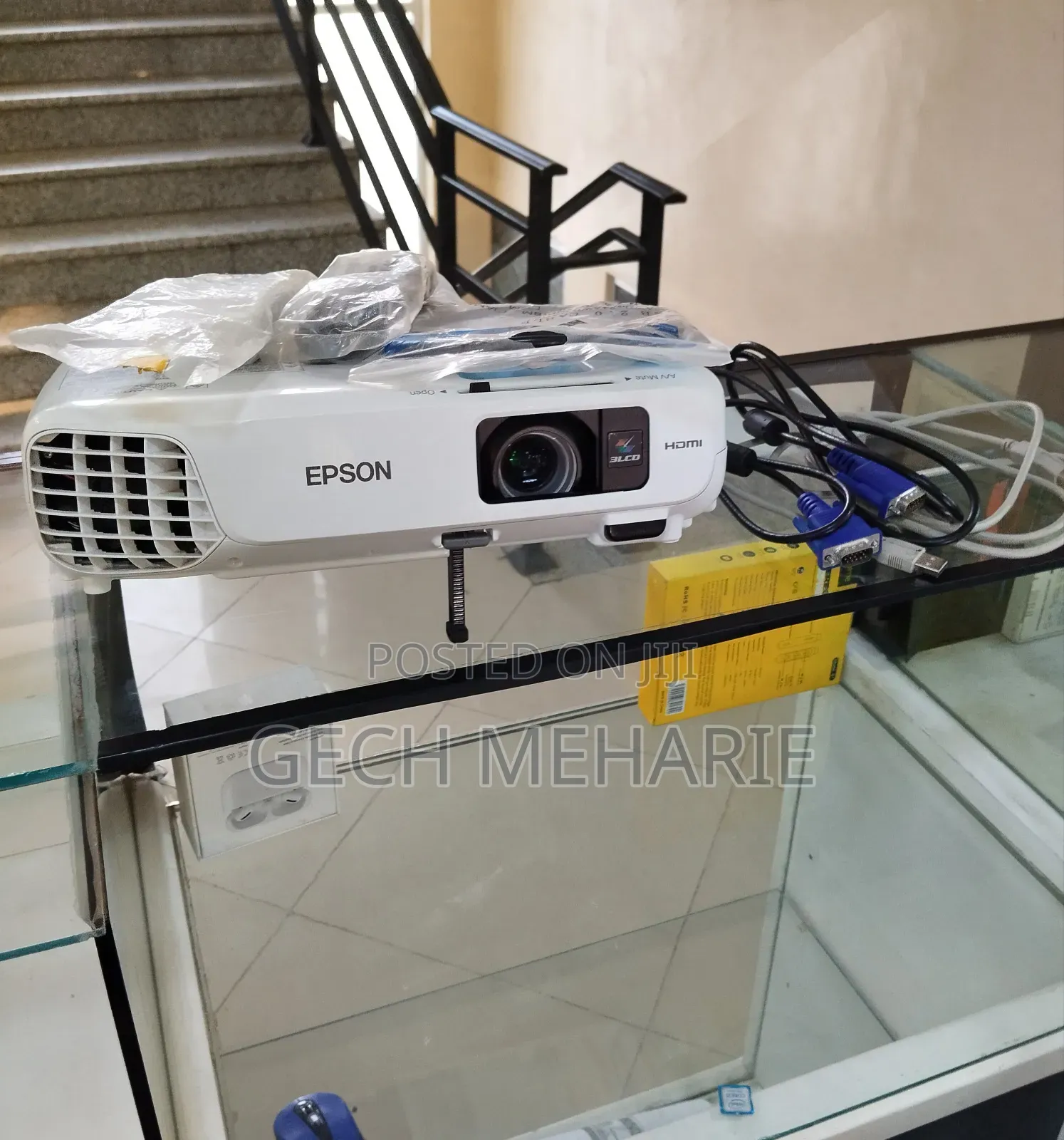 Brand New EPSON Projector With Bag, Remote Mode