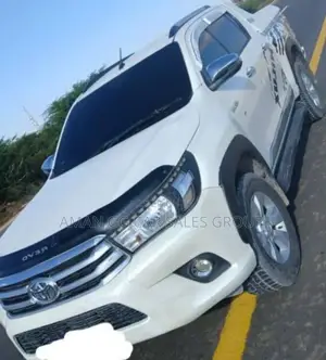 Photo - Toyota Hilux 2019 White