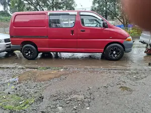 Toyota HiAce Siyaya 2004 Red