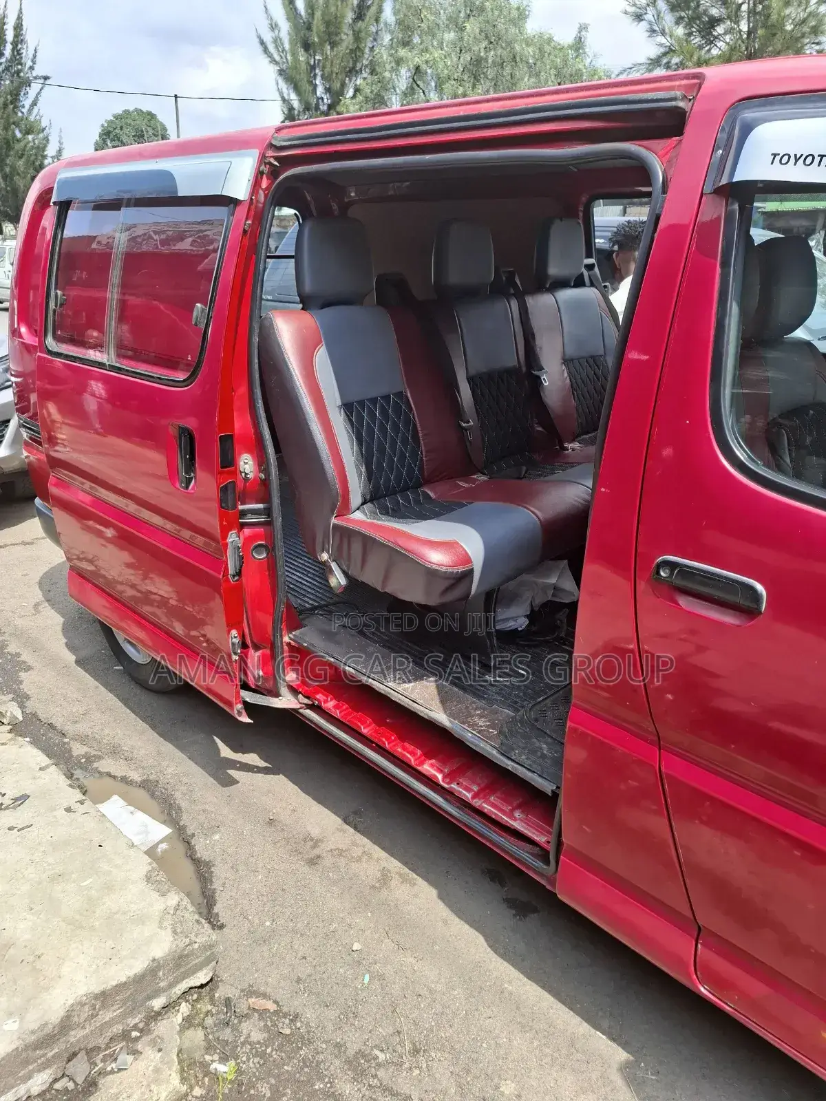Toyota HiAce Siyaya 2004 Red