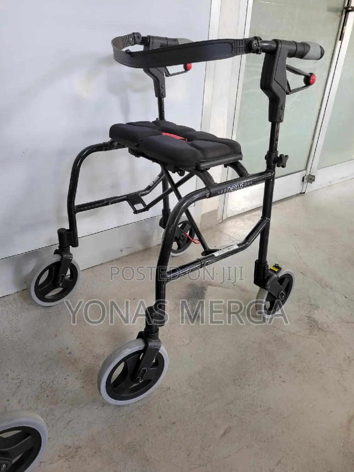Height-Adjustable Walker10walker●Hinged Backrest Portable