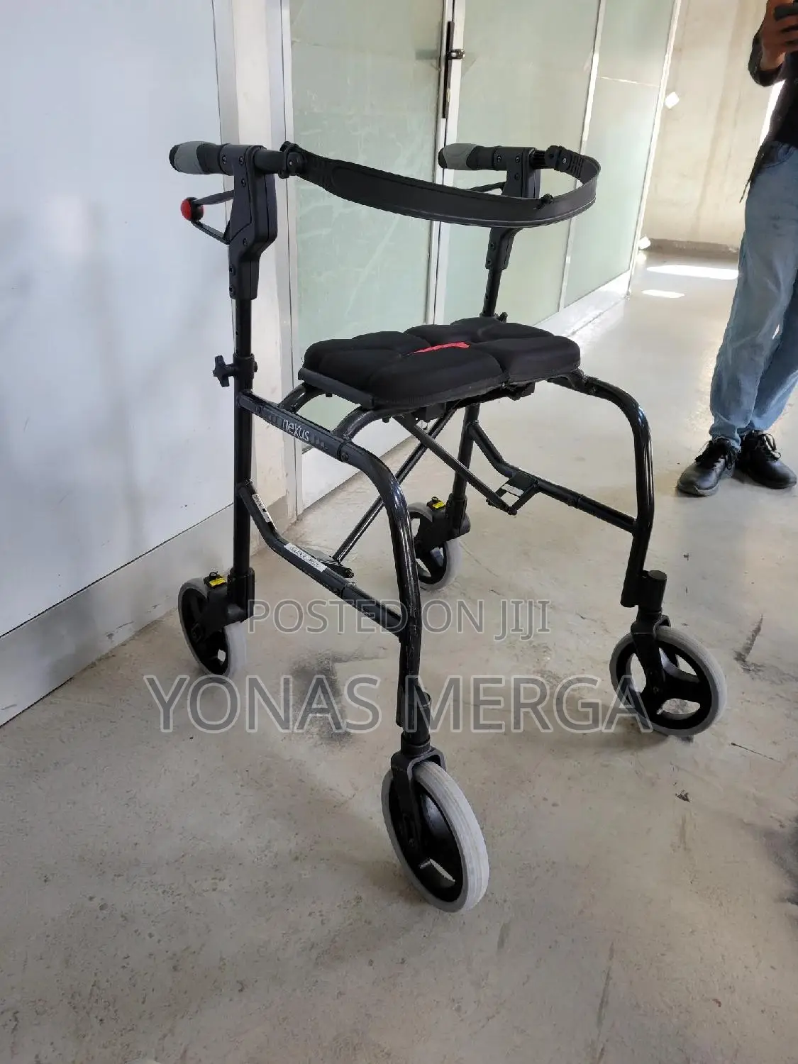 Rollator Walker With Seat,Champagne(Black)Cross-Brace Design