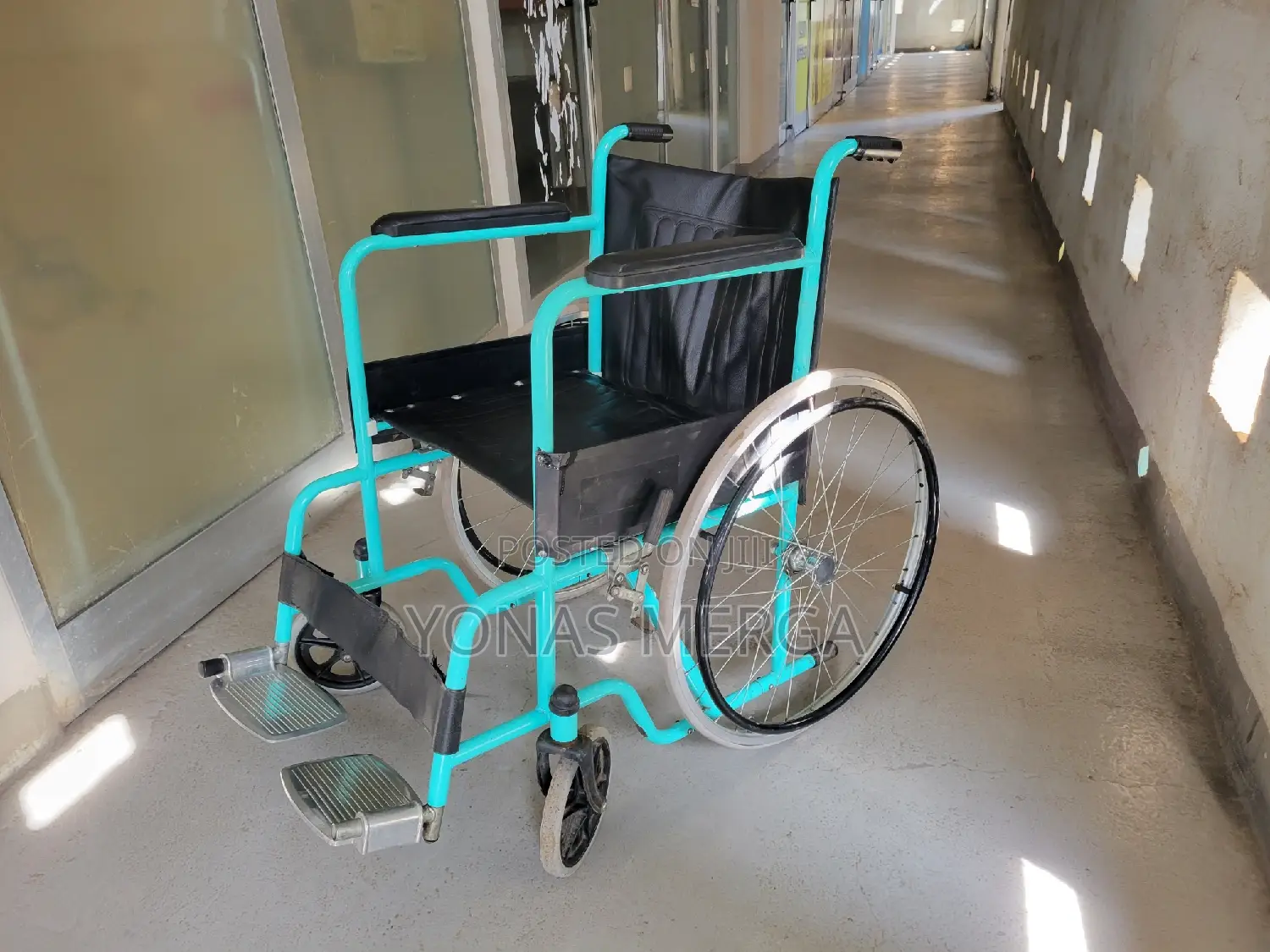 Used Self Driven Folding Wheelchair/Sturdy Body, Hand Brake