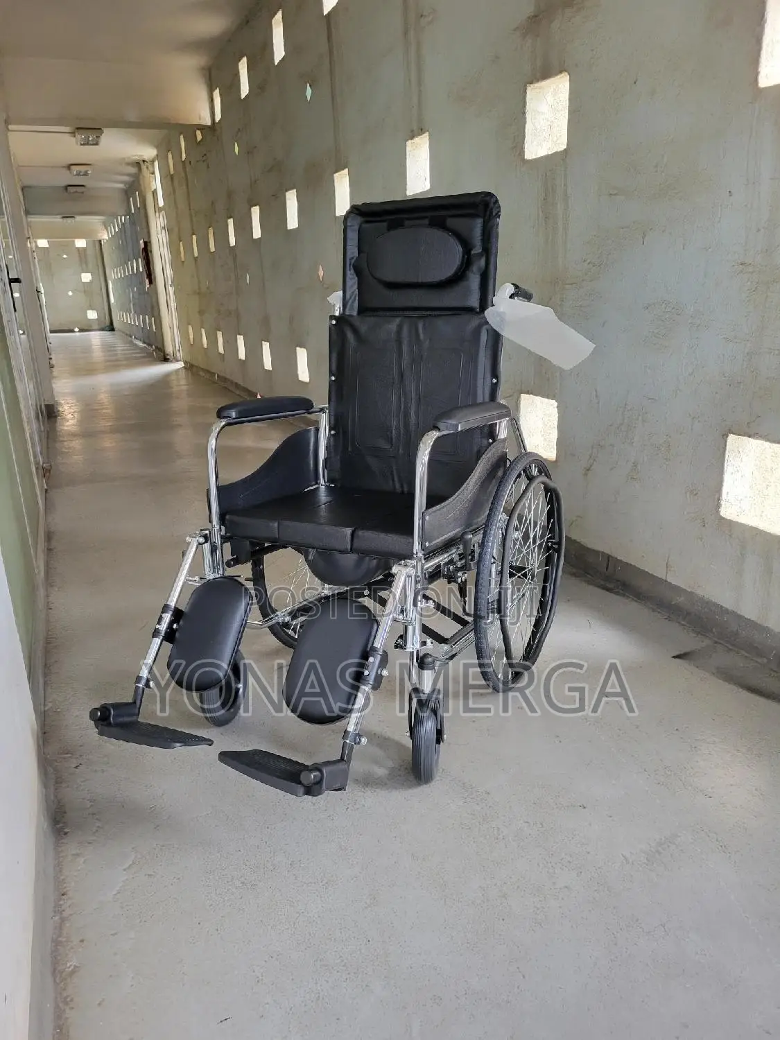 Toilet Wheelchairs Hygiene Features Include a Removable Bowl