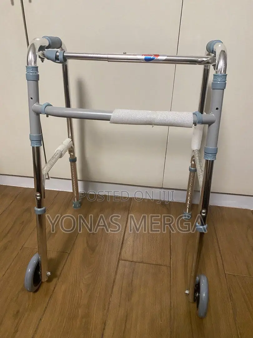 Bariatric Walker Features 5′′ Wheels, a Vinyl Contoured