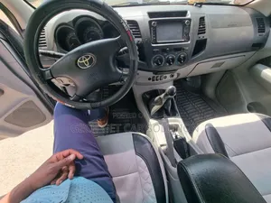 Toyota Hilux 2006 Gray