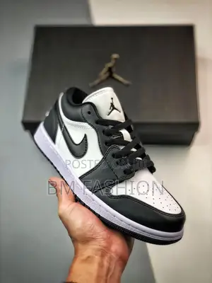Photo - Air Jordan 1 Low Black and White